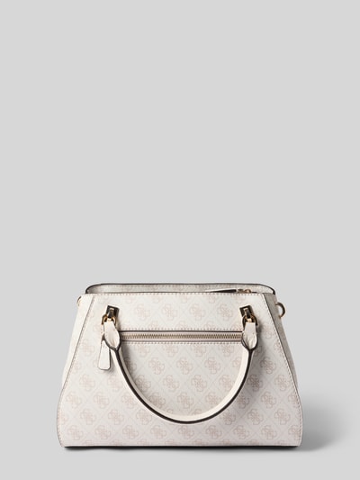 Produktfoto, cremefarbene Handtasche mit Logo-Muster Modell 'NOELLE II' von GUESS, goldfarbene Details, strukturierte Oberfläche, Hauptfach mit Reißverschluss, Tragehenkel und Label-Details, Maße: 27x23x11 cm, Länge Schulterriemen 127 cm