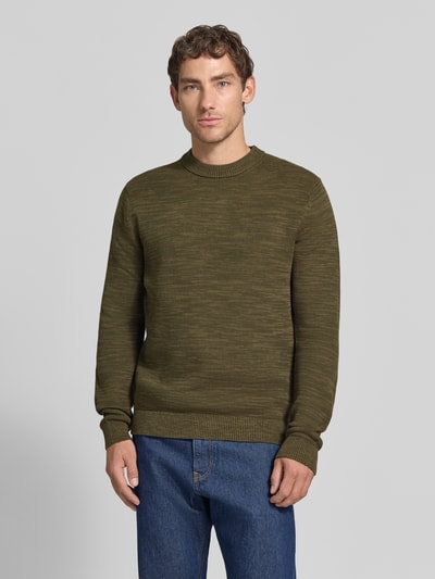 Mannenmodel draagt groene regular fit gebreide pullover van katoen, model 'DANE' van Selected, Heren pullover, frontale borstfoto.