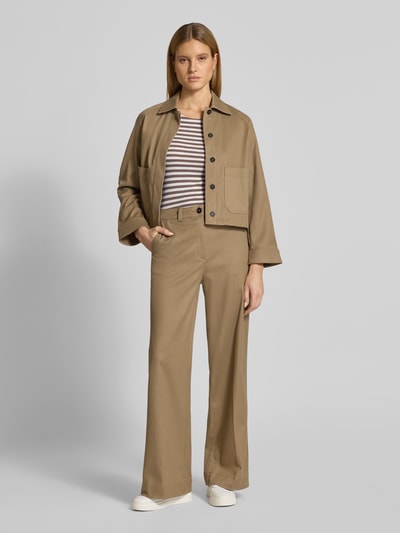 Frauenmodel trägt Slim Fit T-Shirt aus reiner Baumwolle von Marc O'Polo, Optik:Allover-Muster, Gestreift, Passform: Slim-Fit, Logo-Print, U-Boot-Ausschnitt, Kurzarm, Material: Reine Baumwolle, Ganzkörperansicht von vorne.