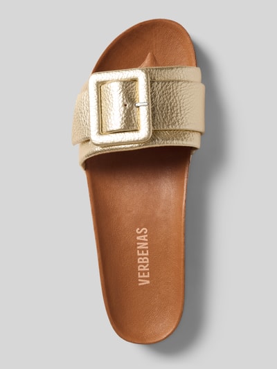 Produktfoto, buty wsuwane z ozdobną sprzączką, model 'Reiko' od Verbenas, zaokrąglony krój, otwarta pięta, profilowana podeszwa, wysokość obcasa 3 cm, złoty kolor, gładka struktura cholewki, kontekst: damskie buty wsuwane