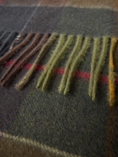 Produktfoto, Schal aus reinem Kaschmir von Barbour im Karo-Muster, Farben Olive, Braun und Rot, weiche Textur, Damen Schal von Barbour