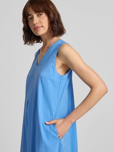 Frauenmodel trägt Midikleid mit V-Ausschnitt und Eingrifftaschen von MORE & MORE, Baumwoll-Mix, A-Linie, Nahaufnahme Oberkörper.