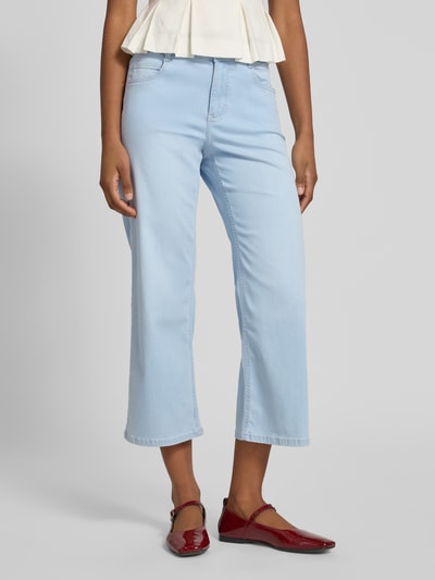 Frauenmodel trägt Caprijeans mit elastischem Bund Modell 'Linn' von Angels in hellblau, Baumwoll-Mix mit Stretch, verkürzte Passform, Eingrifftaschen, Nahaufnahme Unterkörper von vorne.