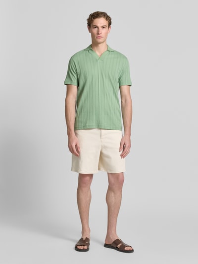 Männermodel trägt Regular Fit Poloshirt aus Baumwoll-Mix Modell 'TRAVIS' von SELECTED HOMME, Optik: Unifarben, Struktur, Polokragen, V-Ausschnitt, kurze Knopfleiste, Kurzarm, Materialverarbeitung: Jacquard, Ganzkörperansicht von vorne.