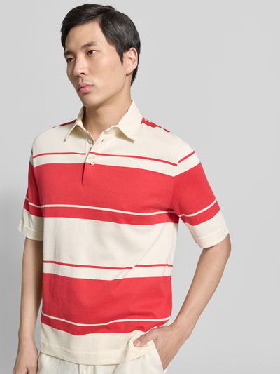 Männermodel trägt Regular Fit Poloshirt im kurzärmeligen Design Modell 'Rugger' von Gant, Reine Baumwolle, Ganzkörperansicht von vorne.