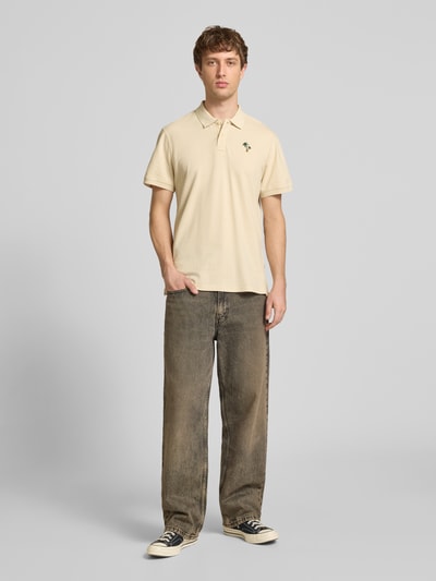 Männermodel trägt Regular Fit Poloshirt mit Stitching Modell 'FELISE' von Blend, Reine Baumwolle, Knopfleiste, Ganzkörperansicht von vorne.