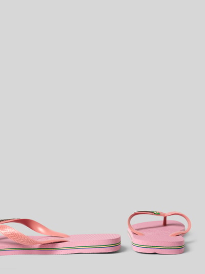 Produktfoto, Flip-Flops mit Logo-Detail von Havaianas in Rosa, abgerundete Passform, offene Ferse, Zehentrenner, Absatzhöhe 1 cm bei Größe 39/40, strukturierte Gummi-Oberfläche.