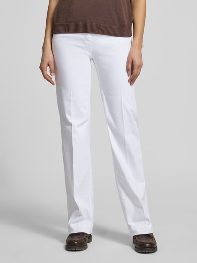 Kobiece model nosi Damen Wide Leg Jeans mit Eingrifftaschen Modell 'Jenny' von TONI, mieszanka bawełny i lyocellu, krój wide fit, wykończenie wpuszczanymi kieszeniami, szerokość w rozmiarze 36: 38 cm, długość wewnętrzna nogawki w rozmiarze 36: 80 cm, zamknięcie na guzik i zamek błyskawiczny, kolor biały, faktura gładka, widok całej sylwetki z przodu.
