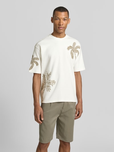 Männermodel trägt T-Shirt mit Motiv-Stitching von JAKE*S STUDIO MEN, Baumwoll-Mix, Regular Fit, beige Palmen, Ganzkörperansicht von vorne.