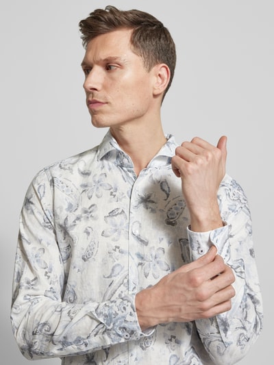 Männermodel trägt Slim Fit Business-Hemd aus Leinen-Mix Modell 'Pai' von JOOP! Collection in Weiß mit floralem Muster, Nahaufnahme Oberkörper