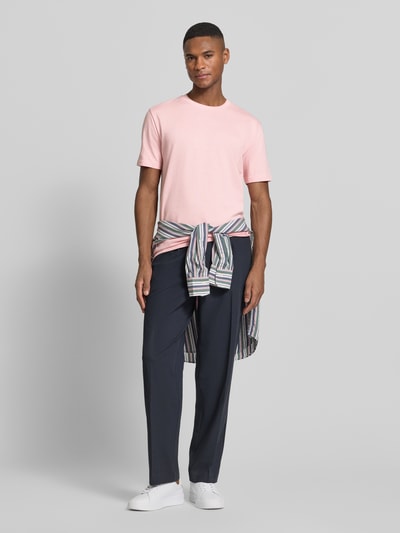 Männermodel trägt T-Shirt mit Rundhalsausschnitt und Label-Stitching von Gant aus reiner Baumwolle im Regular-Fit, Ganzkörperansicht von vorne.