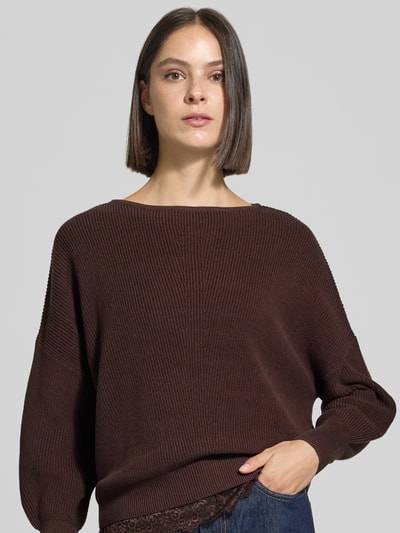 Frauenmodel trägt Regular Fit Pullover aus Baumwoll-Mix von zero in Strick-Optik mit Spitzenbesatz, elastische Abschlüsse, Nahaufnahme Oberkörper.