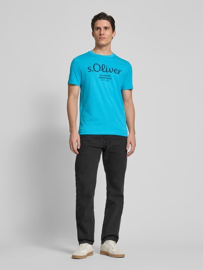 s.Oliver RED LABEL Regular Fit T-Shirt aus reiner Baumwolle mit großem Label Print Ocean 1