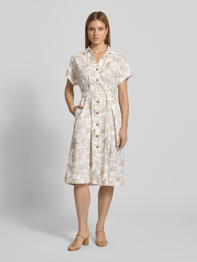Frauenmodel trägt Hemdblusenkleid aus Leinen-Baumwoll-Mix von WHITE LABEL im Allover-Look mit Bindegürtel, Knopfleiste und V-Ausschnitt, beige-braune Floralmuster auf cremefarbenem Stoff, gerader Schnitt, Maxikleid, Ganzkörperansicht von vorne.