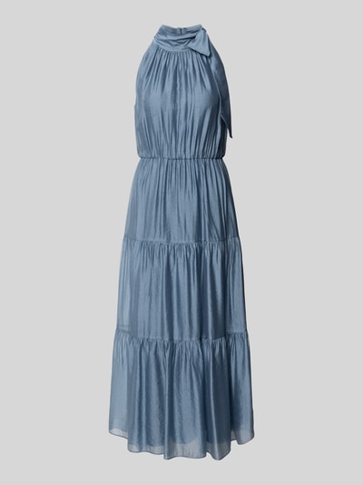 Produktfoto, Cocktailkleid aus Viskose-Mix im Stufen-Look von Christian Berg Cocktail, A-Linie, Midikleid, Stehkragen, Schleifen-Applikation, Rückenlänge 129 cm, Brustweite 46 cm, einfarbiges Hellblau mit leicht glänzender, feiner Textur.