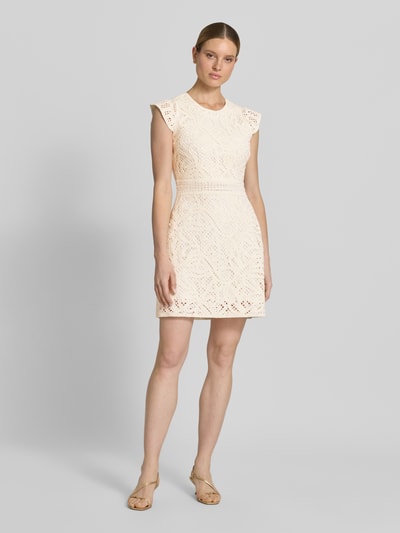 Frauenmodel trägt Minikleid aus Häkelspitze mit Rundhalsausschnitt von Emporio Armani aus cremefarbenem Baumwoll-Mix, taillierter Schnitt, offene Häkelstruktur, Ganzkörperansicht von vorne.