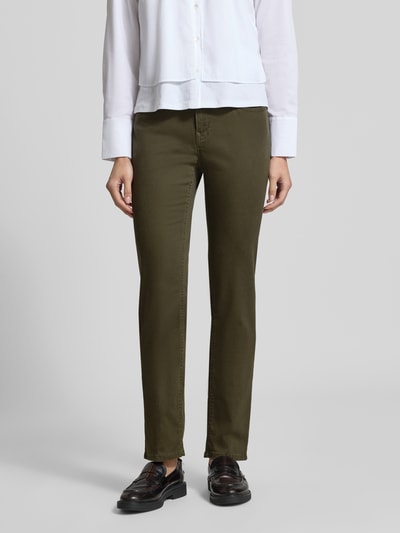 Frauenmodel trägt Regular Fit Gerade Hose aus Lyocell-Mix mit Modal-Baumwoll-Anteil Modell 'MARY' von Brax in Olivgrün, Damen Gerade Hose, Ganzkörperansicht von vorne.