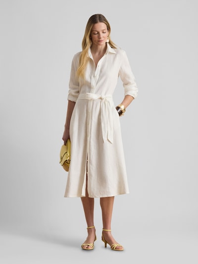 Frauenmodel trägt Regular Fit Hemdblusenkleid aus reiner Baumwolle von Lauren Ralph Lauren, unifarben, tailliert, Midi, Knopfleiste, Bindegürtel, Ganzkörperansicht von vorne.