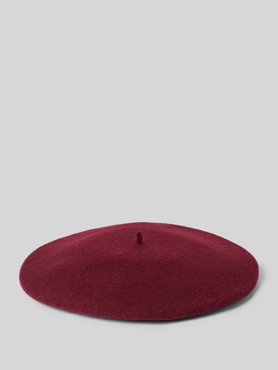 Produktfoto, Béret aus reiner Wolle von Loevenich, unifarbenes Design in Bordeauxrot, sichtbarer Zipfel, weiche Filzstruktur.