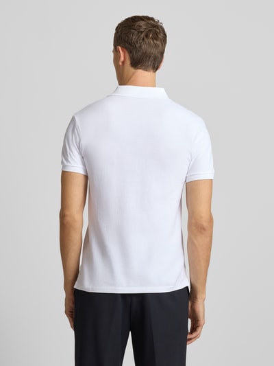 Männermodel trägt Poloshirt mit Label-Stitching von Polo Ralph Lauren, weiße Baumwolle, Slim Fit, Rückenlänge 66 cm, Ganzkörperansicht Rückansicht.