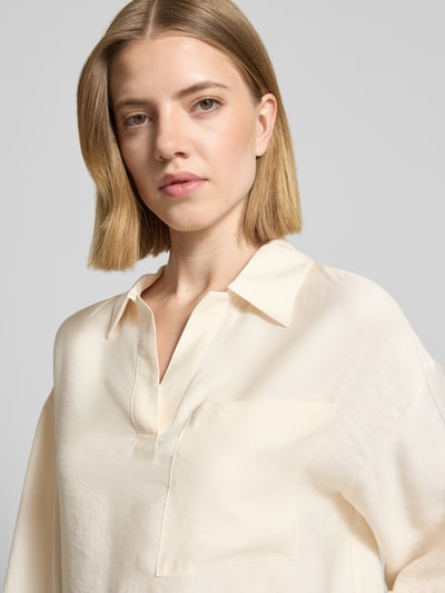 Vrouwenmodel draagt blouse met borstzak en V-hals model 'Felmara' van OPUS, modalmix, platte kraag, loose fit, Nahaufnahme bovenlichaam.