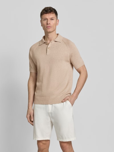 Männermodel trägt Regular Fit Poloshirt aus Baumwoll-Kaschmir-Mix mit Knopfleiste von GRAN SASSO, beige, Strickshirt, Ganzkörperansicht von vorne. Rückenlänge bei Größe 50: 68 cm.