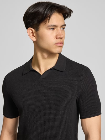 Männermodel trägt T-Shirt mit Label-Stitching und Rundhalsausschnitt von REVIEW, Reine Baumwolle, Relaxed-Fit, Nahaufnahme Oberkörper.