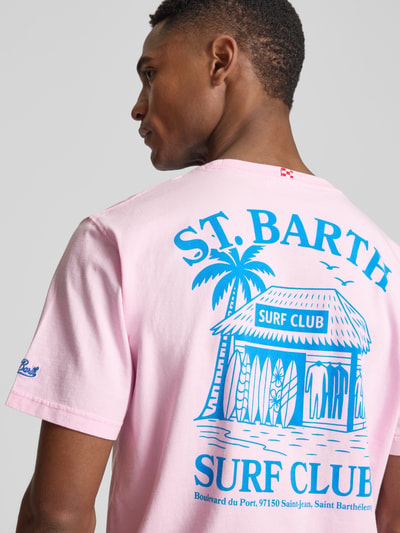 Männermodel trägt T-Shirt mit Label-Prints Modell 'PORTLAND' von MC2 Saint Barth in Rosa und Blau aus Reine Baumwolle, Regular-Fit, Label-Stitching am Ärmel, Rundhalsausschnitt, Rückenlänge 67 cm, Motiv Großdruck, Ganzkörperansicht Rückansicht