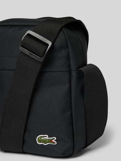 Produktfoto, Umhängetasche mit Logo-Detail Modell 'NEOCROC' von Lacoste in Schwarz mit markanter Textur, Herren Umhängetasche von Lacoste