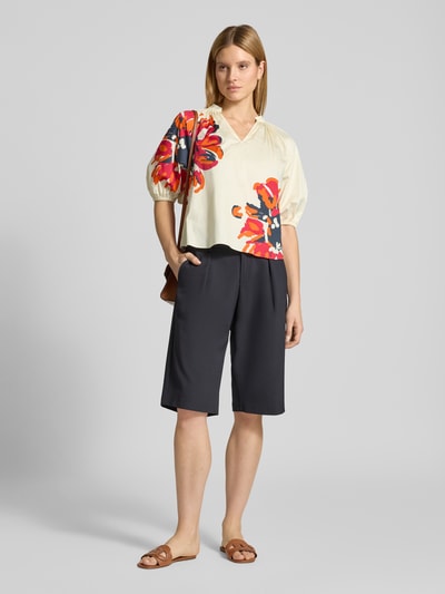 Frauenmodel trägt Regular Fit Bluse mit Tunikakragen und 1/2-Arm von HERZENS, Baumwoll-Elasthan-Mix, bunte Blumen, Ganzkörperansicht von vorne.