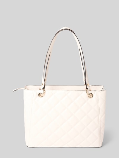 Produktfoto, kremowa Umhängetasche mit Ketten-Detail Modell 'LIBBY NOEL TOTE' od Guess, pikowana faktura, złote okucia, Szerokość w rozmiarze 1: 34 cm, długość: 26 cm, głębokość: 11 cm, długość paska: 58 cm, komora główna na zamek.