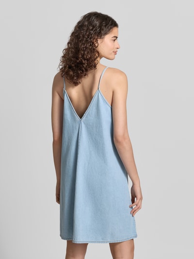 Frauenmodel trägt Minikleid in Denim-Optik Modell 'LUCY' von JJXX aus Reine Baumwolle, Gerader-Schnitt, Spaghettiträger, Rückansicht Ganzkörperansicht.