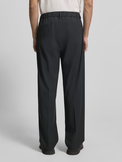 Mężczyzna nosi Stoffhose mit Label-Detail od Antony Morato, luźny krój, elastyczny pas, materiał z domieszką wiskozy, widok tyłem, Ganzkörperansicht Rückansicht.