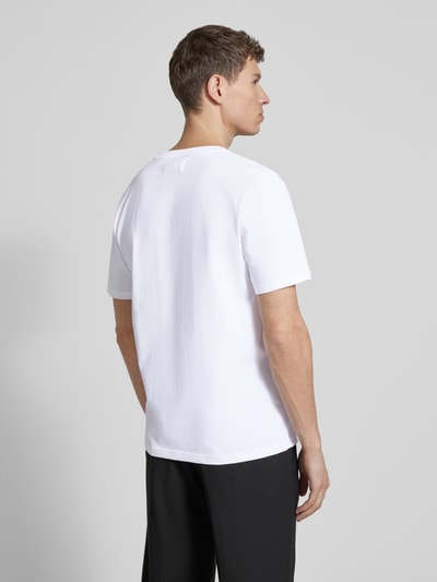 Męski model nosi Regular Fit T-Shirt mit Logo-Print Modell 'Bobby' von Wood Wood z bawełny, okrągły dekolt, długość tyłu 72 cm, Ganzkörperansicht Rückansicht.