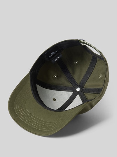 Produktfoto, Basecap mit Baumwoll-Anteil Modell 'DECADES' von Quiksilver mit Label-Stickerei, eingestickten Luftlöchern und Weitenregulierung, Material-Mix in Olivgrün mit verstärkter Front.