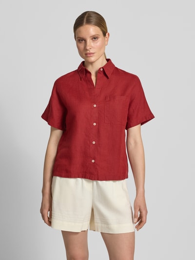 Frauenmodel trägt Relaxed Fit Bluse aus reinem Leinen von Marc O'Polo in Unifarben Rot, Hemdblusenkragen, Knopfleiste, Kurzarm, Ganzkörperansicht von vorne