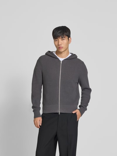 Männermodel trägt Regular Fit Jacke in Strick-Optik von WON HUNDRED in Grau mit Kapuze und Zweiwege-Reißverschluss, Nahaufnahme Oberkörper.
