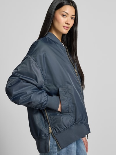 Vrouwenmodel draagt Relaxed Fit Bomberjacke met Stehkragen Model 'Ruby' van MOS MOSH in donkerblauw met steekzakken en tweewegritssluiting, elastische boordjes, ruglengte maat S 56 cm, schouderbreedte 58 cm, borstwijdte 61 cm, mouwlengte 57 cm, ganzekoplichaamsaanzicht van voren.