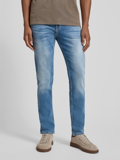 Männermodel trägt Slim Fit Jeans aus Baumwoll-Mix Modell 'DELAWARE' von BOSS Orange, Used Denim, 5-Pocket, Ganzkörperansicht von vorne.