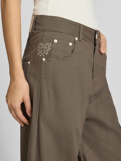 Frauenmodel trägt Barrel Fit Jeans im 5-Pocket-Design von ANOTHER COTTON LAB, reine Baumwolle, olivgrün, Nahaufnahme Oberkörper