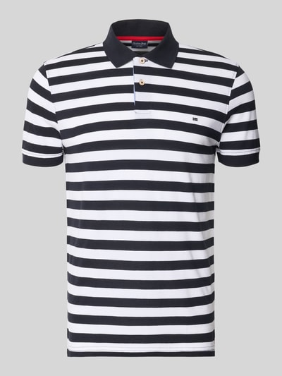 Produktfoto, Modern Fit Poloshirt mit Logo-Stitching von Christian Berg Men, schwarze und weiße Streifen, Reine Baumwolle, Polokragen, kurze Knopfleiste, Rückenlänge bei Größe M 73 cm.