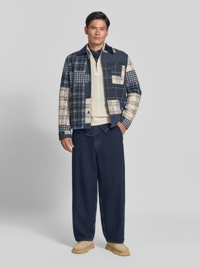 Männermodel trägt Baggy Jeans aus reiner Baumwolle Modell 'Kaavo' von ARMEDANGELS, dunkles Blau, weite Passform, Herren Baggy Jeans, Ganzkörperansicht von vorne