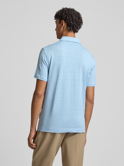 Męski model nosi Slim Fit Poloshirt aus Leinen-Elasthan-Mix von OLYMP Level Five, jasnoniebieski, krój slim fit, półrękaw, widok z tyłu, Ganzkörperansicht Rückansicht.