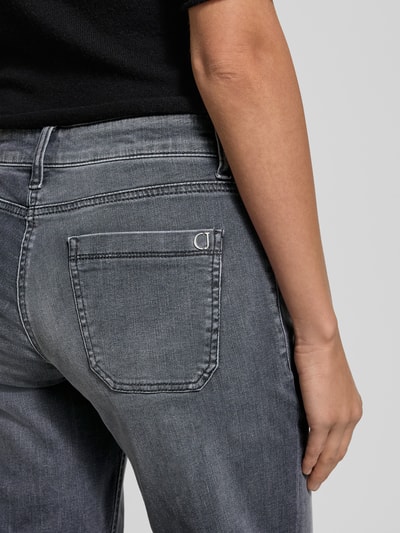 Frauenmodel trägt Wide Leg Jeans mit Paspeltaschen Modell 'TESS' von Cambio, grauer Baumwoll-Mix mit Stretch-Anteil, Used-Look, Detailaufnahme Rückansicht.
