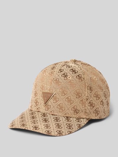 Produktfoto, Basecap mit Label-Applikation Modell 'KATYA' von Guess, braunes Logo-Muster, verstärkter Schirm, größenverstellbar, Textur aus Stoff.