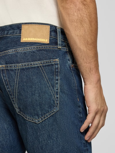 Männermodel trägt Straight Fit Jeans aus reiner katoen Modell 'MAADOX' von ARMEDANGELS, donkere blau tint, detailopname achterkant, Herren straight fit jeans van ARMEDANGELS