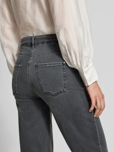 Frauenmodel trägt Wide Leg Jeans aus Baumwoll-Mix Modell 'DREAM WIDE' von MAC in Grau, glatte Textur, Damen Wide & Loose Fit Jeans von MAC, Nahaufnahme Rückansicht.