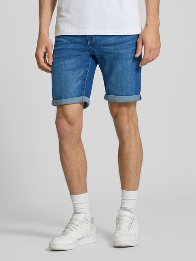 Männermodel trägt Regular Fit Jeansshorts aus Baumwoll-Mix Modell 'PLY' von Only & Sons, Denim-Optik, Label-Patch, 5-Pocket-Design, Ganzkörperansicht von vorne.