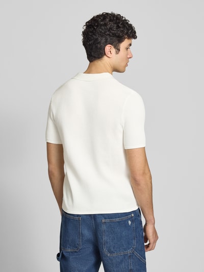 Männermodel trägt weißes Slim Fit Poloshirt mit Strukturmuster von REVIEW, reine Baumwolle, Rückenlänge 66 cm, Ganzkörperansicht Rückansicht.