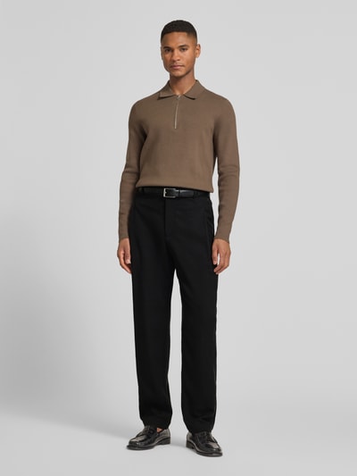 Männermodel trägt Regular Fit Hose mit Leinen-Anteil von Emporio Armani aus Lyocell-Mix, Schwarz, Eingrifftaschen, Ganzkörperansicht von vorne.
